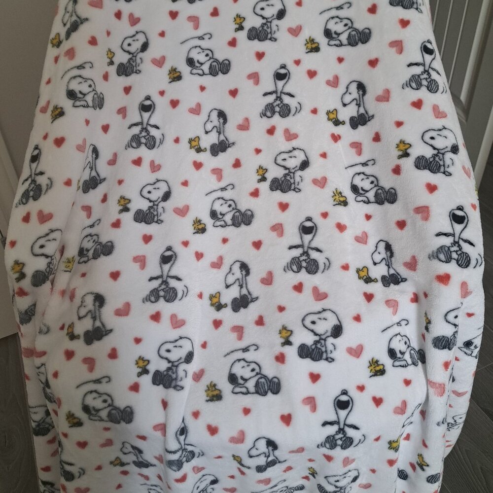 BERKSHIRE PEANUTS fleece blanket hearts love Valentines Day JOY cozy soft